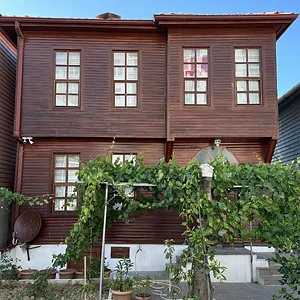 Ahşap ev bahçesi